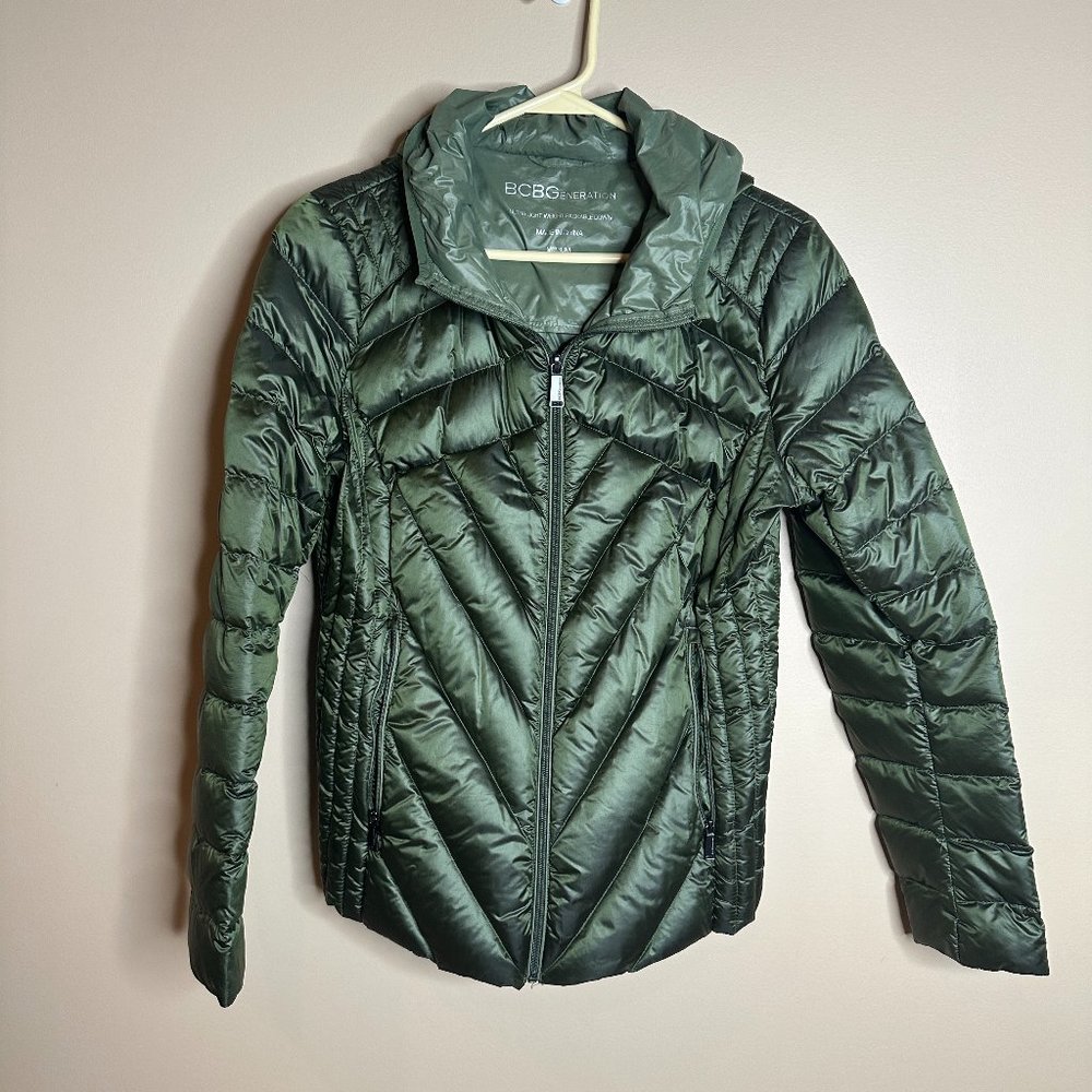 Medium BCBG Women's Packable Down Olive Green Jacket